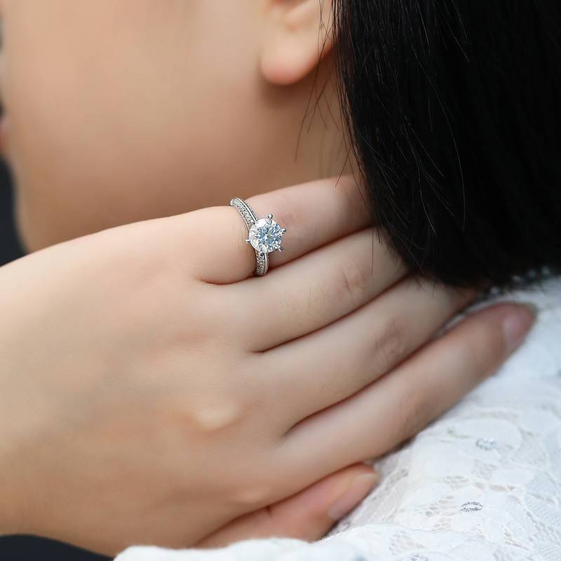 半壁江山S925银镀白金莫桑钻女戒2.0克拉D级
